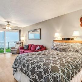 Ground Floor Beachfront Family-Sized Condo Suite - Pool and Hot Tub, hotel in Lincoln City