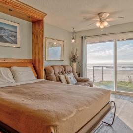 Deluxe Ground Floor Beachfront Condo Suite - Pool and Sauna, hotel in Lincoln City