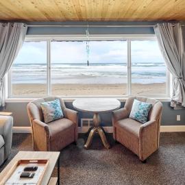 Spacious Beachfront Suite - Sleeps 7 - Second Floor - Pool and Sauna, hotel in Lincoln City