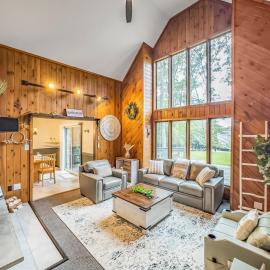 Luxe Farmhouse Chalet Sleeps 12 in Lake Harmony! Lakeview, Hot Tub, Fire pit, Games, hotel v mestu Lake Harmony
