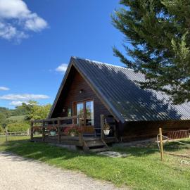 Chalet familial à 10 min de Vichy avec animaux acceptés, hotel in Le Vernet
