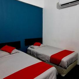 Captain Hotel Cafe & Bistro, hotel din Sitiawan