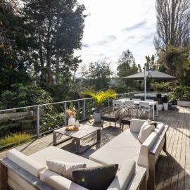 Stylish Gully Retreat with Spa and Office