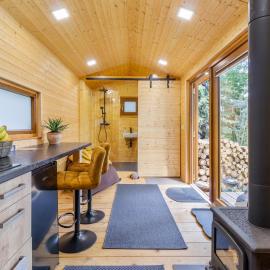 Glamping - Maringotka u Tobíka, hotel in Oslovice