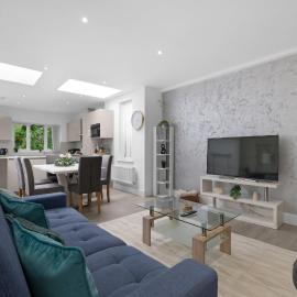 Modern 3 Bedroom, 2 Bathroom Home in Edgware, hotel din Edgware