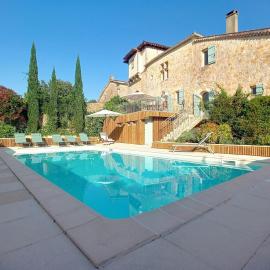 Maison du Porche 4 étoiles, piscine, 10 voyageurs โรงแรมในMaignaut