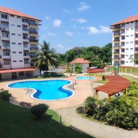 Bayu Biru 2 Bedroom Unit Pool View Balcony, hotel in Kampong Tanah Merah