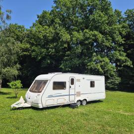 Karavan na samotě u lesa, hotell 