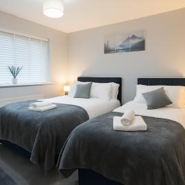 Modern 4-BR Home Sleeps 10,Near City Centre, hotel in Roundhay