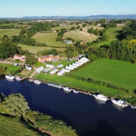By The River Severn - Caravan 6 - Severnside Boat and Caravan Park, hotel in Tirley