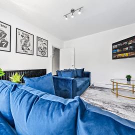 Spacious 3 Beds Home - walking distance from Shirley High Street - sleep 7 - Free Parking - Pool Table - 50" TV