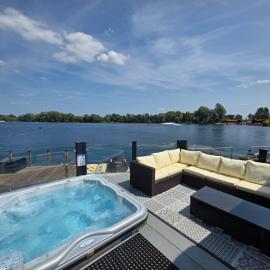 Lakeside Lodge - Jet Ski Lake