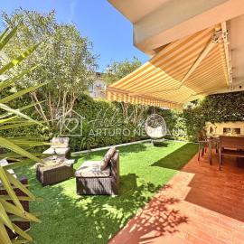 230 - Appartamento al piano terra a Marcelli con GIARDINO e ARIA CONDIZIONATA-SPIAGGIA AL WHITE BEACH CLUB INCLUSA, hotel in Marcelli