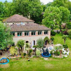 Maison Atypique dans le Gers avec activités، فندق في Pavie