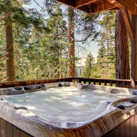 Viesnīca 3 Mi to Lake Arrowhead Village: Dog-Friendly Cabin pilsētā Leikarovheda