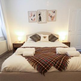 Spacious Home - 4 Bedrooms - Sleeps 9 - FREE Superfast 1GB Wi-Fi - 55" Smart TV - FREE Parking