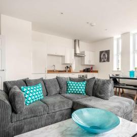 Hull City Centre Sleeps 4 Free Parking