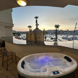 Seabreeze Apartments flat 1 w jacuzzi by Homely!
