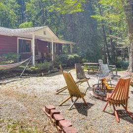 20-Acre Cabin w/ Pond: 5 Mi to Biltmore Estate!, hotel a Asheville