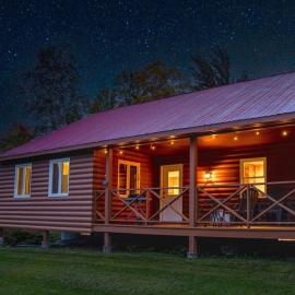 Cozy Cabin in Stratton Mountain & Mount Snow 10min: Stratton şehrinde bir otel