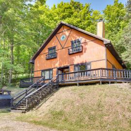 'Buckhorn' - Slopeside Iron River Cabin w/ Sauna, hotel en Iron River