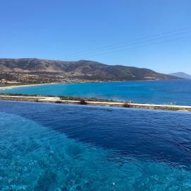 Luxury villa with private infinity pool and stunning sea view, hotell sihtkohas Agiassos