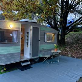Castlemaine Gardens Vintage 60's Caravan, hotel in Castlemaine