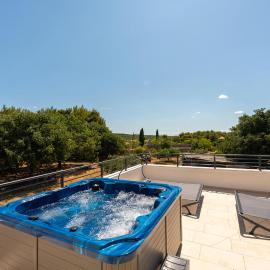 Lovely Apartment In Korlat With Wifi, hotel a Korlat