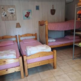 chambre quadruple dans ferme provençale