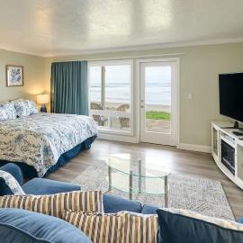 Oceanfront Condo - Easy Beach Access - Pool and Hot Tub