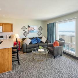 Family Suite - Sleeps Six - Ocean Views & Beach Access - Pool and Hot Tub, hotel di Lincoln City