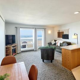 Oceanfront Suite - Sleeps Six - Full Kitchen - Pool and Hot Tub, hotelli kohteessa Lincoln City