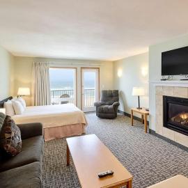 Fireplace Suite With King Bed and Full Kitchen - Pool and Hot Tub Access