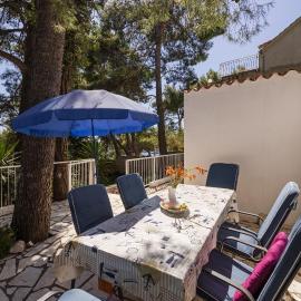 Seaside house for families with children Ivan Dolac, Hvar - 140: Ivan Dolac şehrinde bir otel