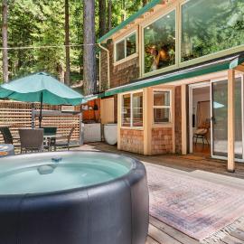 Redwood Cabin with Hot Tub Canyon View and Dogs OK, Hotel in Guerneville