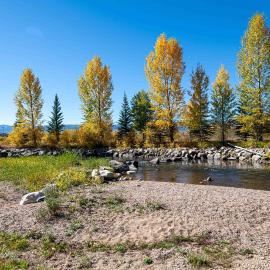Riverbend views ten feet away, hotel en Granby