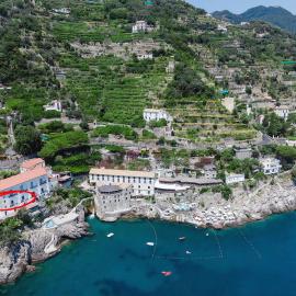 Spectacular villa with private beach platform, parking and terrace!, hotel a Minori