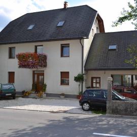Apartmaji pri Ticelnu – hotel w mieście Bovec