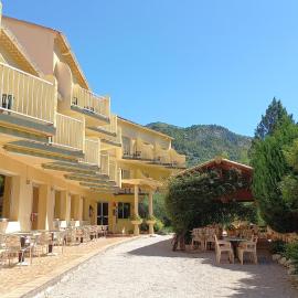 Hôtel Sous l'Olivier โรงแรมในบุยส์-เลส์-บาโรนนีส์