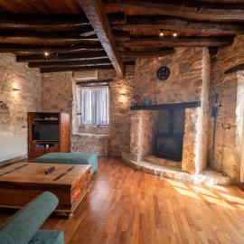 Casa Piedra, Hidden Gem, 2 BR House, BBQ, Patio in Monagroulli