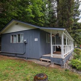 Wilderness West Resort Cabin 4, hotel in Colville