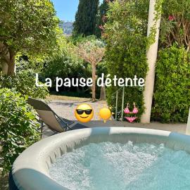 Oasis de verdure en centre-ville - jacuzzi privé, hotel in Mandelieu-La Napoule