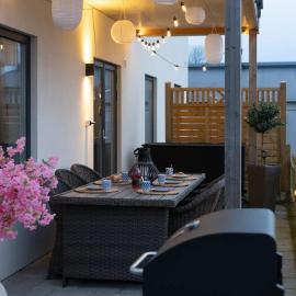 Bright Ground Floor Corner Home with Cozy Outdoor, hotel v destinaci Båstad