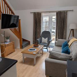 Lovely 1 Bedroom House with Private Garden and Parking