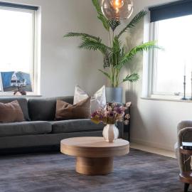 Chocolaty Warmth Home 3BR Flat with Cozy Balcony, hotel v destinaci Båstad