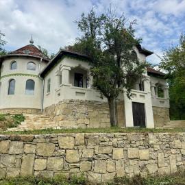 Conăcel între Vulcani, hotel a Beciu