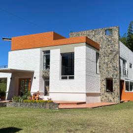 Hotel Familiar El Remanso Del Agua, hotelli kohteessa Guatapé