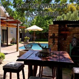 Aan de Granaat Gastehuis, хотел в Бофорт Уест