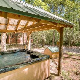 Helen Area Rustic Retreat ~ 5 Miles to Main Street, hotel sa Sautee Nacoochee