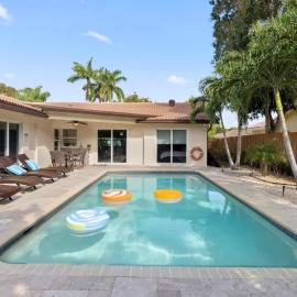 Beautiful Villa 4 BD 3 BA with Heated Private Pool, Close to Beach